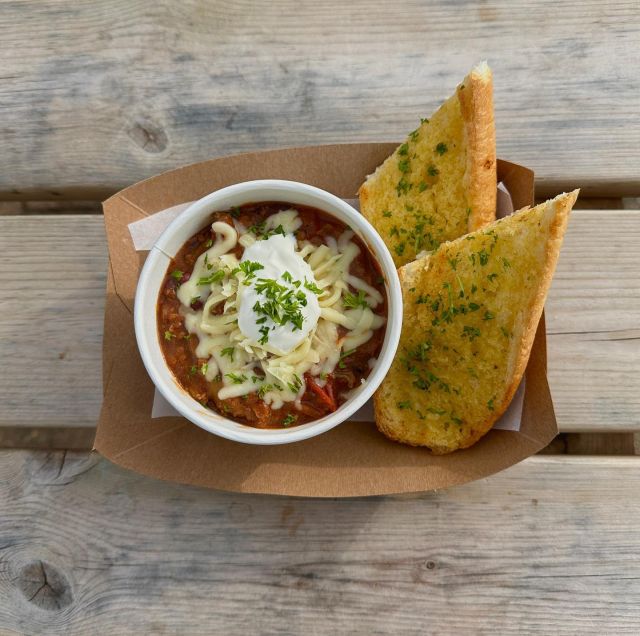 Warm up this winter with our signature chilli and garlic bread combo! 🔥🍲🍞 Our warming chilli is the perfect hearty meal to combat the chill, and the freshly baked garlic bread adds just the right amount of comfort to your meal. ❄️ Come and savor the flavors of the season at Hannafore Kiosk. See you soon! ☕️🍴 #WarmAndCozy #WinterEats #ChiliAndGarlicBread #foodphotography #hannaforekiosk #looe #cornwall