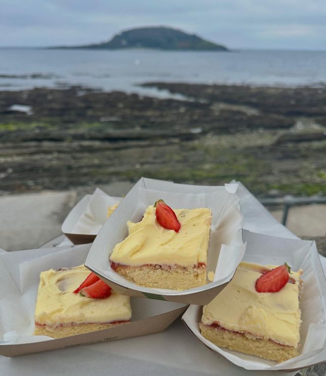 Our homemade lemon shortbreads are back by popular demand 🍋 come and grab one before they are gone, or try a different treat from our large selection of freshly baked cakes! #cakes #sweettreats #cornwall #hannaforekiosk